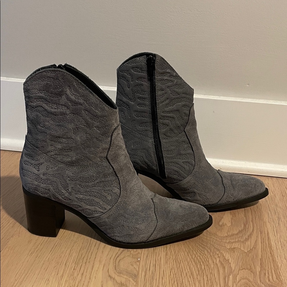 Casta Elegant Gray Textured Heeled Boots